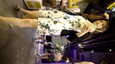 偷拍大神商场尾随偷拍几个美女裙底风光 身材颜值绝佳花裙白领蕾丝粉内勒出穴缝前面全是毛