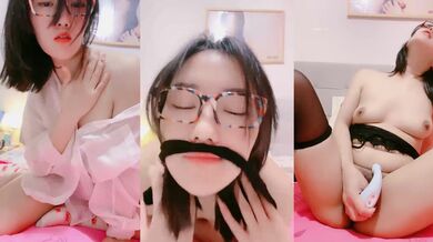 【小熊吃不饱】颜值剩女20小时，全裸瑜伽，下厨客厅瑜伽店，撅起白嫩的小屁股，瞬时让你想插进佳作 (1)